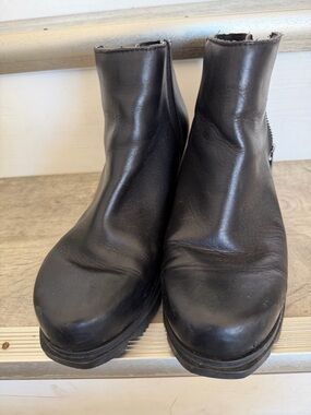 Sorel Black Leather Women's Ankle Boots with Side Zipper
